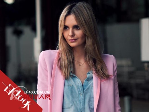 一日一看点之:粉红色套装如何搭配穿出气质