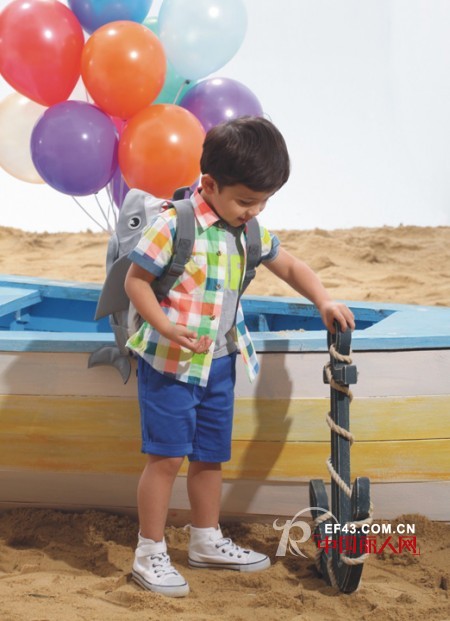 格子衬衫配什么裤子好看 短袖格子衬衫怎么搭配