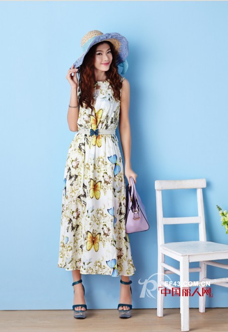 连衣裙流行什么款式 夏季连衣裙搭配只做“花姑娘”