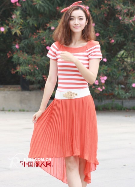 条纹t恤衫搭配半身裙 简约又不失风情