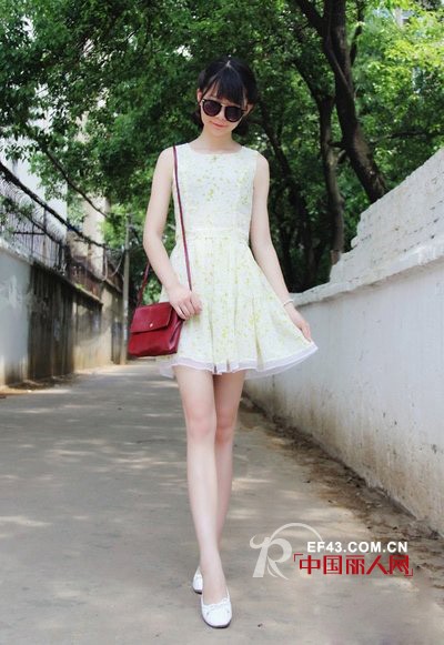 夏季连衣裙怎么搭配 夏季连衣裙搭配什么鞋优雅大方