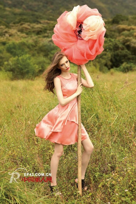 夏天穿什么面料的衣服最舒服 唯简绸缎面料连衣裙