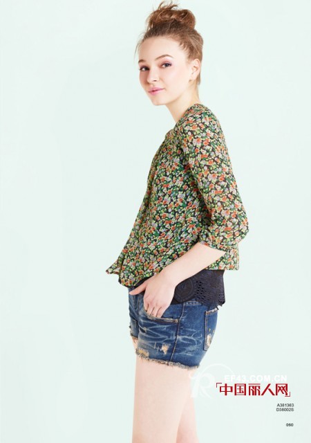 牛仔短裤搭配雪纺衫　干净利落的出街风格