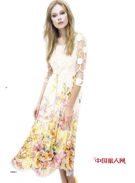 衣之吻教你凹造型 蕾丝镂空拼接印花裙