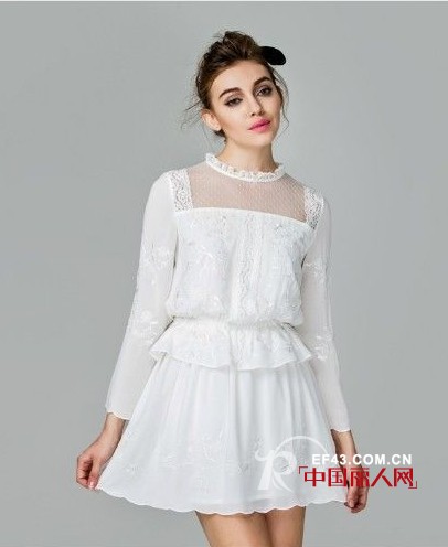 现在流行透视肩吗?甜美拼接透视肩连衣裙