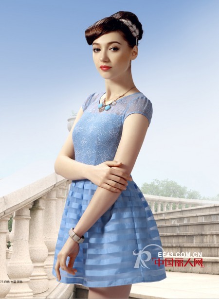 什么颜色在夏季穿会比较凉快 蓝色的连衣裙怎么样