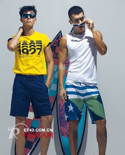 夏季海边男生冲浪如何搭配服 即装性感又时髦