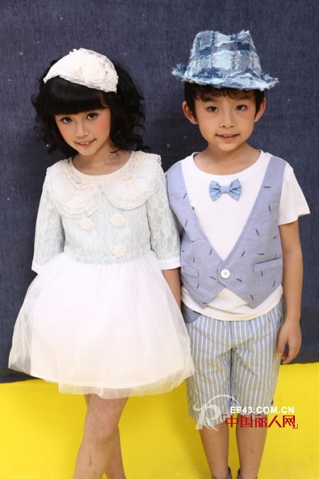 牛仔蓝搭配什么颜色好看 13岁左右的小孩适合穿什么衣服