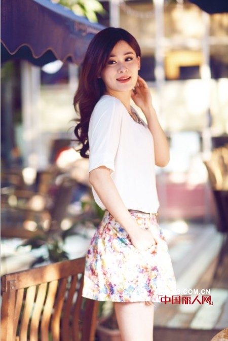 白色字母印花t恤衫搭配街拍短裙  印花短裙+纯色t恤LOOK