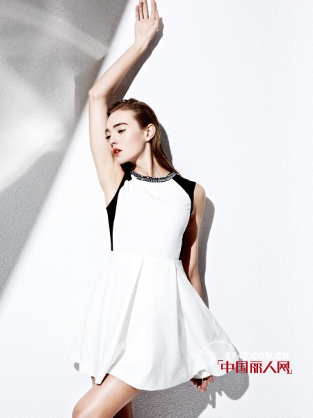 最个性闺蜜装 黑与白的拼接 夏季什么样的连衣裙好看