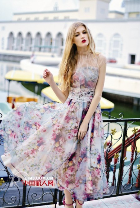 半透明连衣裙长裙搭配 夏天流行什么样的长裙 连衣裙长裙怎么搭配