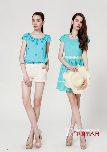 波点t恤衫连衣裙什么款式的好 水蓝色单品塑造萝莉风