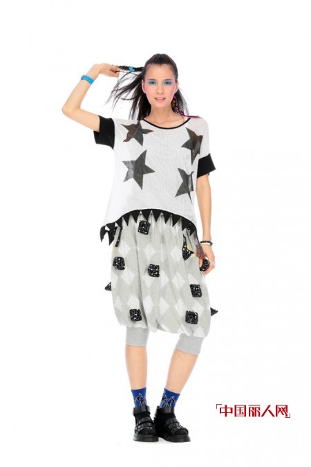 哈伦裤配什么上衣 哈伦裤搭配不同T恤秀出不一样的风采