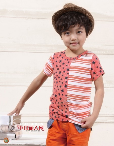 夏天适合穿什么颜色　西瓜红T恤搭配什么颜色　T恤怎么搭配