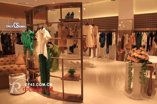 唯简女装近期开业店铺形象鉴赏 欢迎新老顾客前去选购
