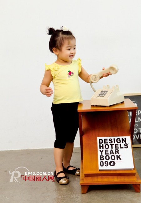 黄色T恤怎么搭配 T恤搭配短裙还是裤子