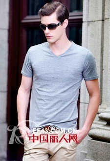 男士夏季灰色T恤搭配 灰色t恤配什么裤子好?