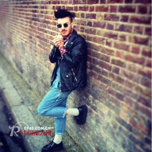 男生也想穿上年轻减龄的吊带裤,该怎么穿才有型又不奇怪呢?