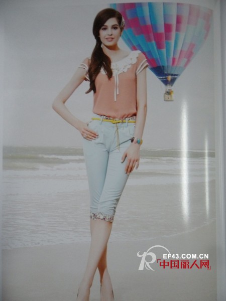 今季流行什么搭配印花雪纺衫搭配小短裤