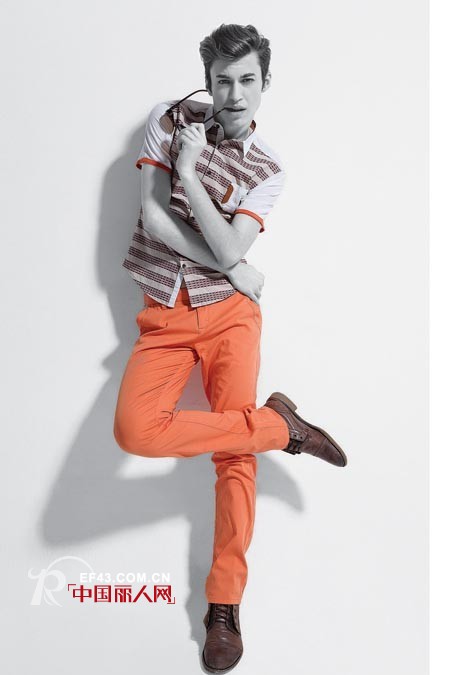 橙色休闲裤好看吗?男生橙色休闲裤搭配什么上衣