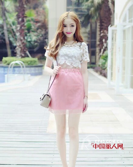 甜美女生穿着约会装扮夏天怎么搭配比较显瘦