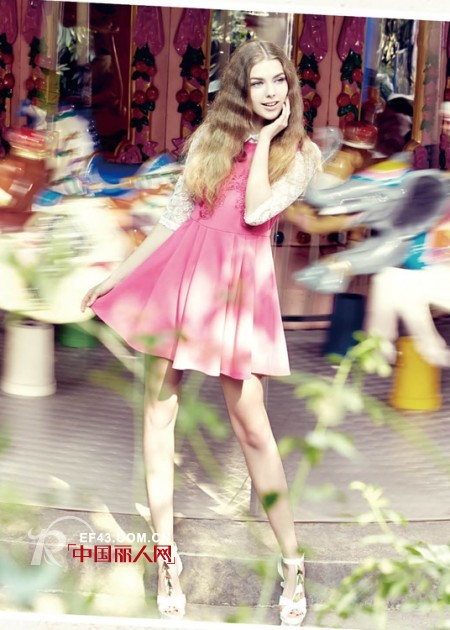 糖果色连衣裙蕾丝边装饰修身版型时尚款