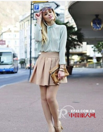 亮色衬衫街头搭配 摆脱沉闷