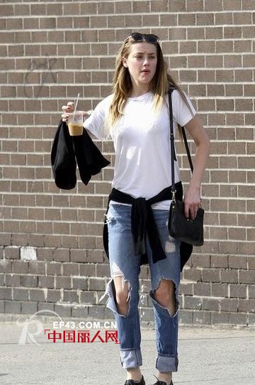 DIY破洞牛仔裤夏天穿破洞牛仔裤怎么搭配