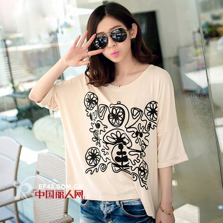 图绘蝙蝠衫搭配牛仔裤 棉质蝙蝠衫减龄款