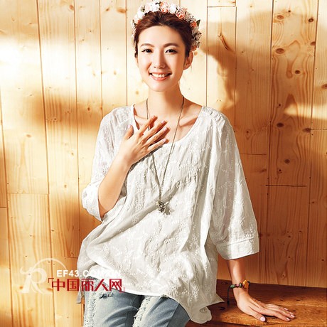 图绘蝙蝠衫搭配牛仔裤 棉质蝙蝠衫减龄款