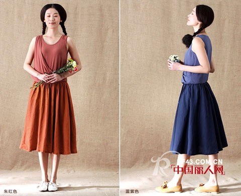 初夏的文艺装扮 宝蓝色与米白色雪纺裙携领潮流色