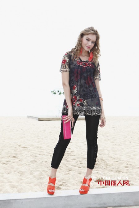 中年女性该如何选择衣服　怎样利用衣服巧遮肚腩