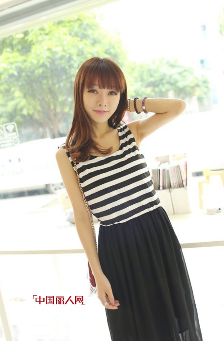 黑白条纹连衣裙搭配　夏季无袖黑白连衣裙