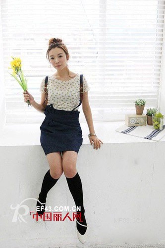 黑色中筒袜搭配　黑色中筒袜搭配什么颜色的裙子显瘦