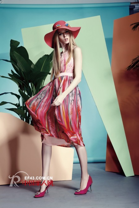去海边带什么帽子比较有创意　海边连衣裙款式搭配