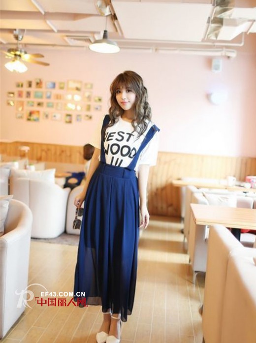 端午节去旅游穿什么　去海边就穿半身百褶长裙