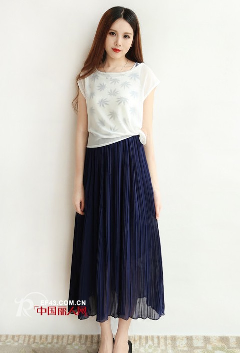 端午节去旅游穿什么　去海边就穿半身百褶长裙