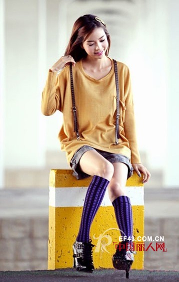 中筒袜搭配什么衣服能够穿出邻家女孩的感觉?