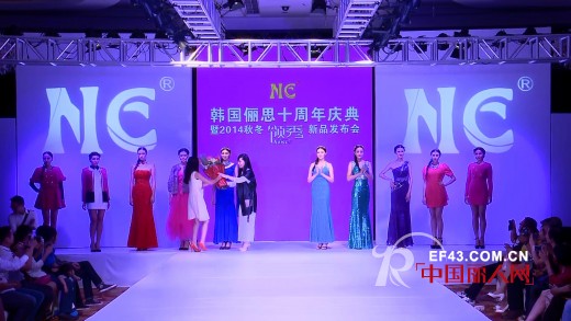 俪思时尚都市女装　白领女性的第一选择