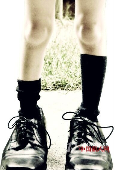 最早的正装袜竟是中筒袜　16世纪的欧洲贵族以穿着中筒袜为美。