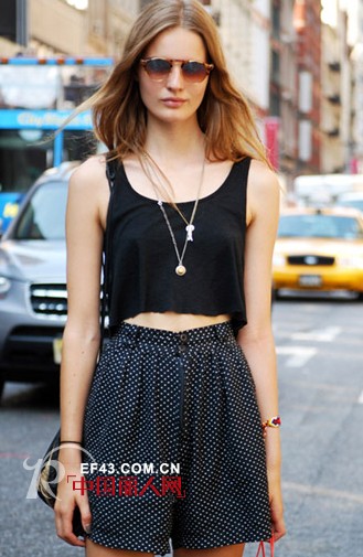 夏天太热就穿背心吧　黑色短背心搭配