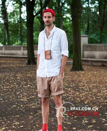 男人短裤的时尚穿法　实用简单的卷裤脚