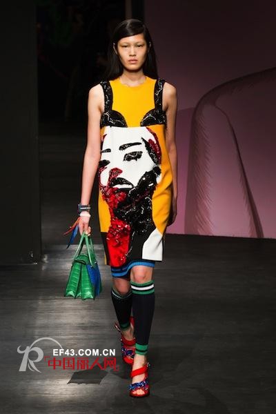 印花连衣裙搭配中筒袜好看嘛?搭配什么鞋子合适?