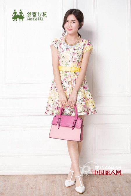 邻家女孩花朵俏裙装　轻松完胜大小趴踢