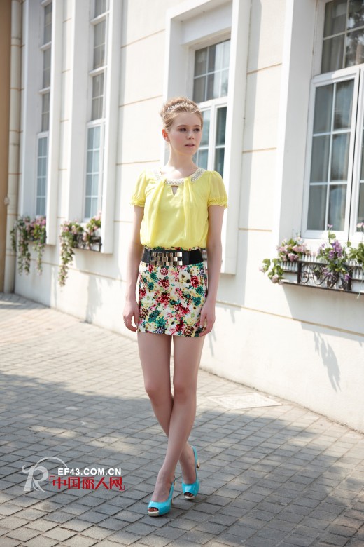 碎花半身裙搭配　依然秀女装加盟好选择