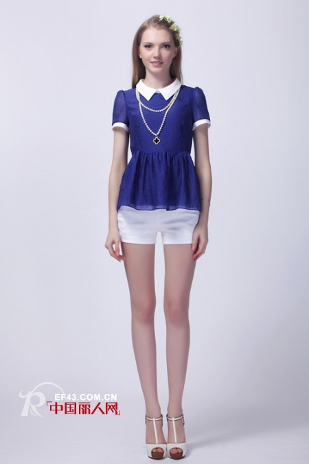 白色短裤怎么搭配　夏天白色短裤搭配什么上衣