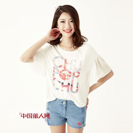 美特斯邦威t恤衫新款　白色印花搭配牛仔短裙