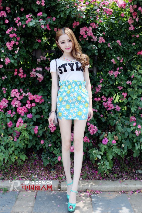 半身裙搭配什么上衣　街拍半身裙搭配