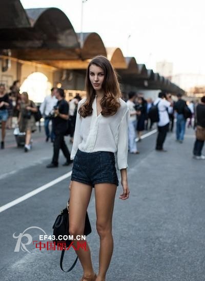 休闲白色衬衣怎么搭配　女式白色衬衣搭配