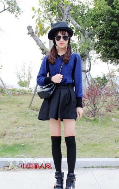 黑色中筒袜时髦搭配　变身日系美少女